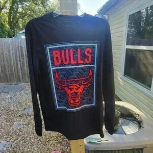 NBA Men’s Medium Dri Fit Chicago Bulls Logo Long Sleeve Black red T Shirt